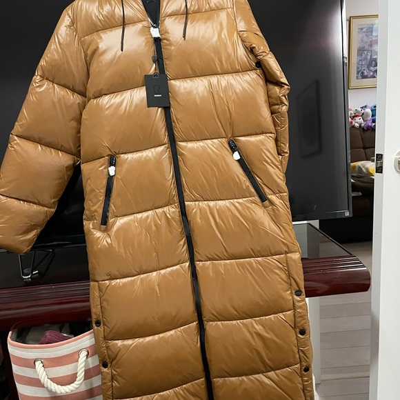 Got another coat and need to downsize my closet. It’s new never worn. - Picture 2 of 4